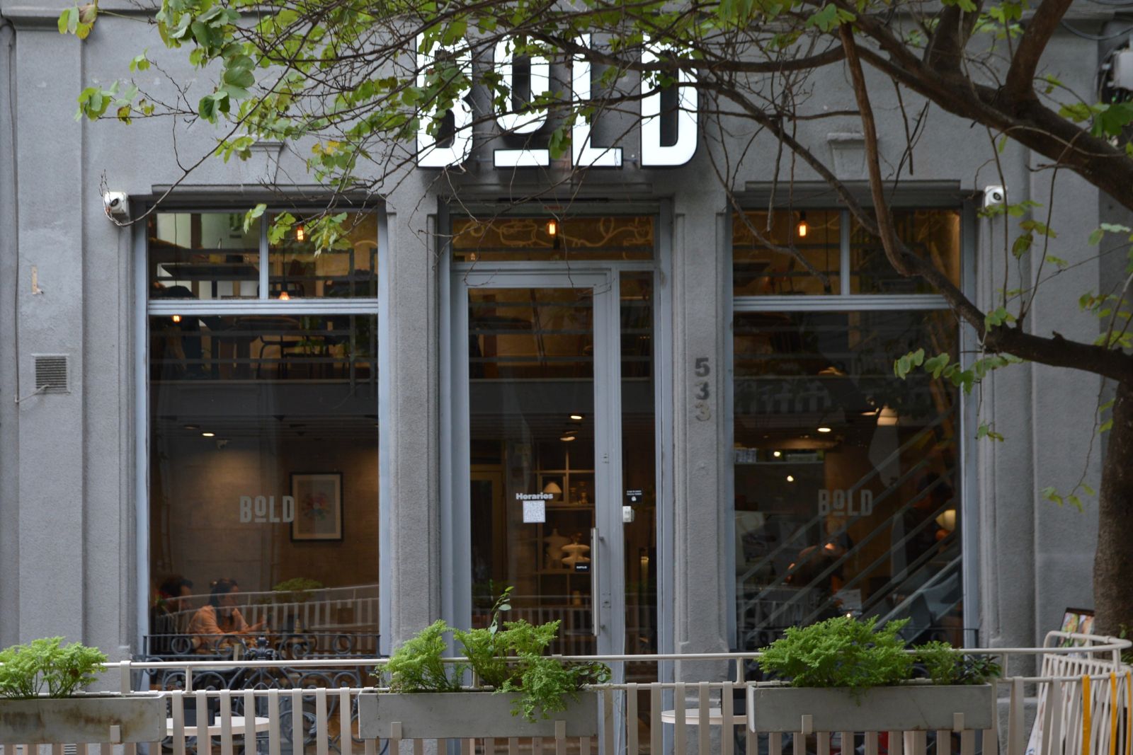 Local Bold — fachada